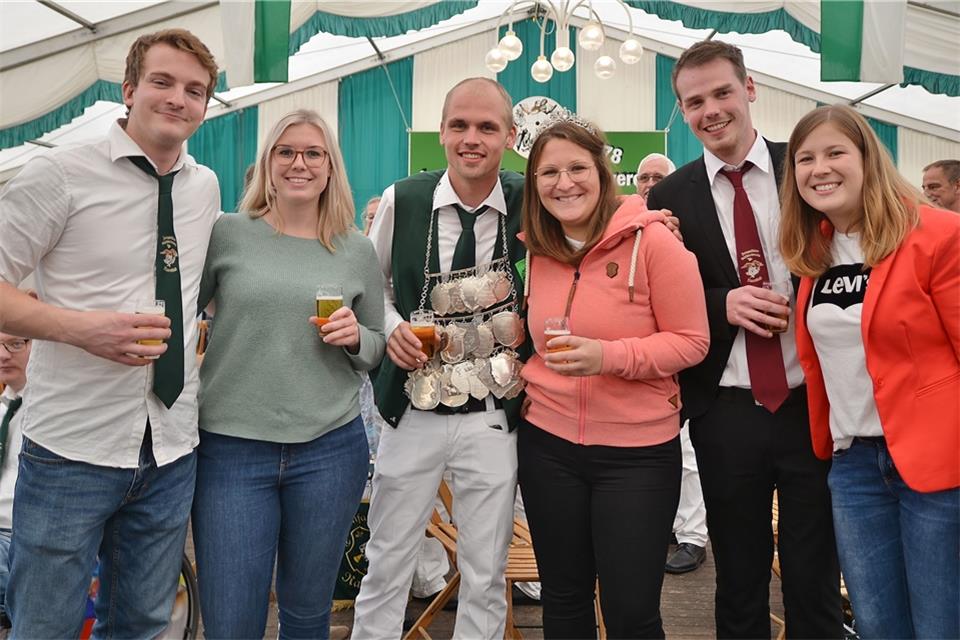 Der neue Thron der Junggesellenschützen Raesfeld (von rechts).: Anna Overkämping und Thomas Schmäing, das Königspaar André Brunsbach und Sara Brömmel sowie Linda Nagel und Stefan Brömmel.