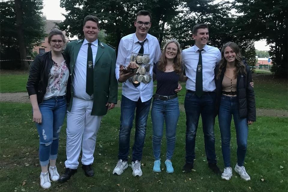 Der neue Thron der Raesfelder Junggesellenschützen: Alina Kerkhoff, Sebastian Kormann, König Paul Lehmbrock, Königin Pia Woeste, Fabian Kölking und Lana Höbing.