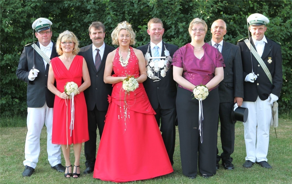 Der neue Thron des Allgemeinen Bürgerschützenvereins Hülsten: Norbert Looks, Marie-Therese Uebbing, Erich Denne, Königin Cornelia Denne, König Markus Schwerhoff, Anne Schwerhoff, Benno Schmäing und Thomas Looks (v. links).