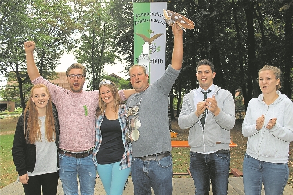 Der neue Thron des Junggesellen-Schützenvereins (von links): Emely Wallmeyer, Anton Braun, das Königspaar Marina Epping und Timo Eilers, Pascal Schweers und Celina Terhart.