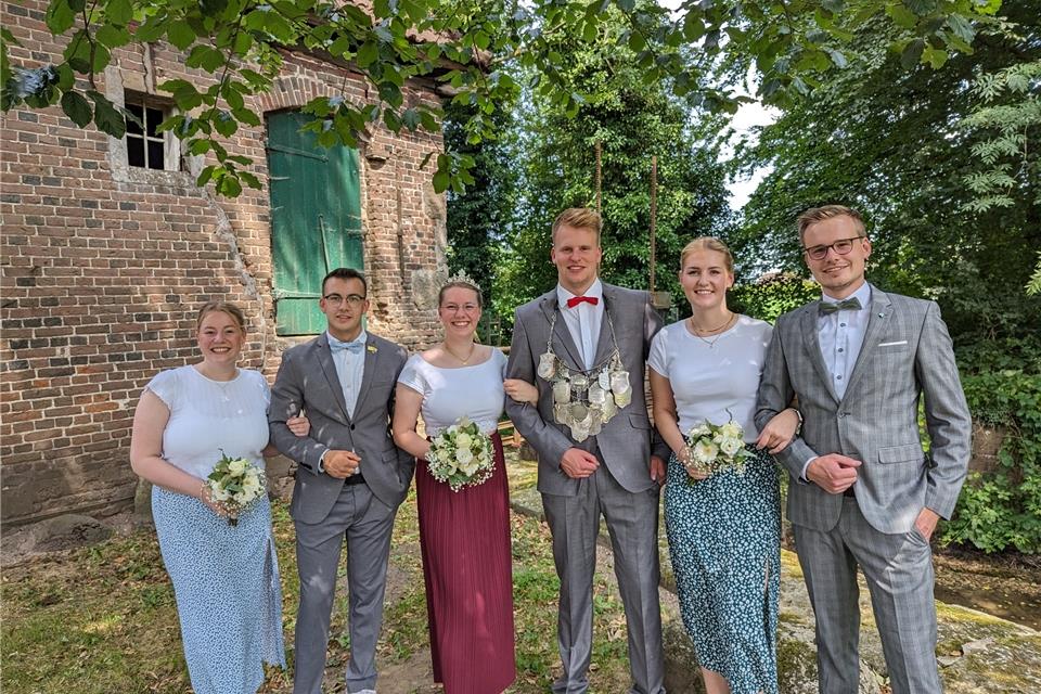 Der neue Thron des Schützenvereins Welmeringhook (von links): Lena Droste, Moritz Niehaves, Dorothee Droste, Tobias Klümper, Lisa Fißer und Lukas Icking. 