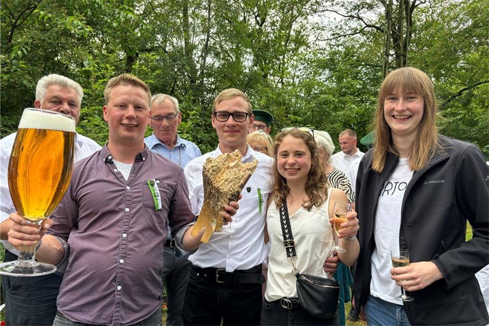 Patrick Kemper schießt in Nordick den Vogel ab Der neue Thron für Nordick: König Patrick Kemper und Königin Klara Dülmer (rechts) sowie das Ehrenkönigspaar Nils Honerbom und Lena Buskasper.