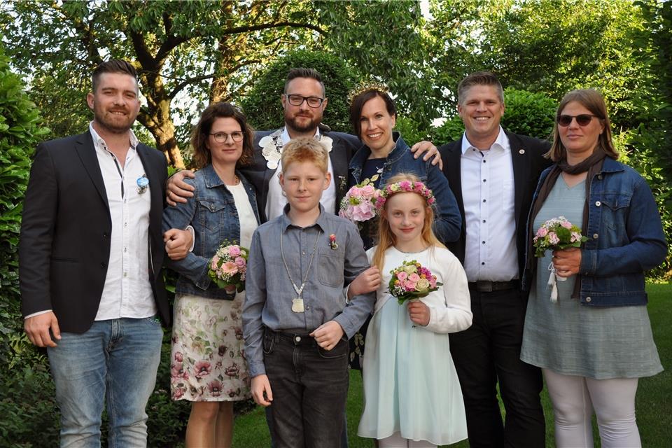Der neue Thron in Burdarp (v.l.): Jonas Vornholt und Doris Rottbeck, König Thomas Vornholt und Julia Vornholt, Christoph Vornholt und Carmen Wolters. Vorne das Kinderkönigspaar Phil Niehaus und Anna-Sophie Blicker.