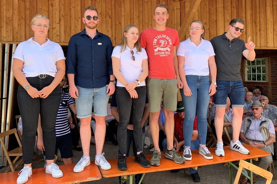 Der neue Thron in Gemenwirthe: (von links nach rechts) Nele Grave und Ludger Mels, Annika Vehlken und Christian Rensing sowie Marie Benning und Simon Nelke.