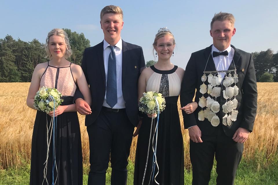 Der neue Thron in Homerland (v.l.): Luisa Nagel und Ludwig Fortmann sowie Königin Antonia Hölling und König Thomas Epping.