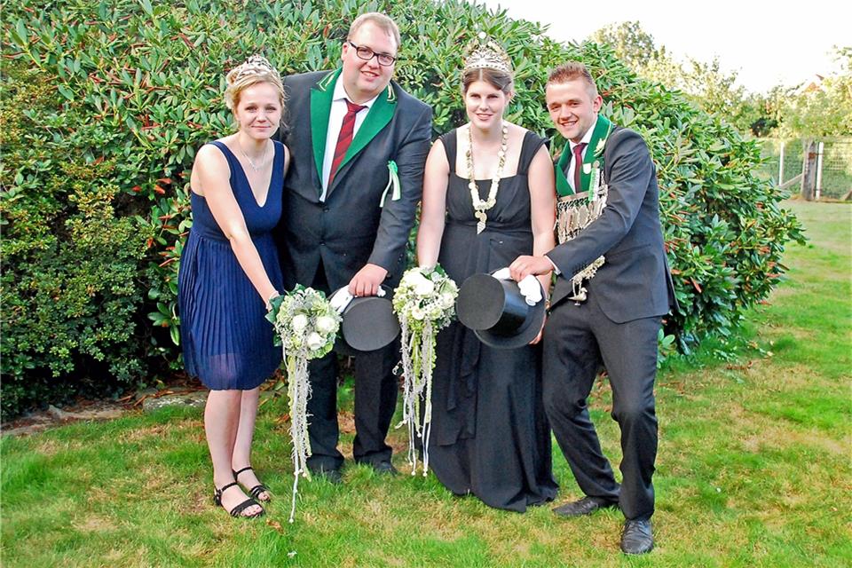 Der neue Thron in Maria Veen (v.l.): Das Ehrenpaar Theresa Heiming und Philipp Inhestern mit dem Königspaar Carolin Denne und Sebastian Dowe.