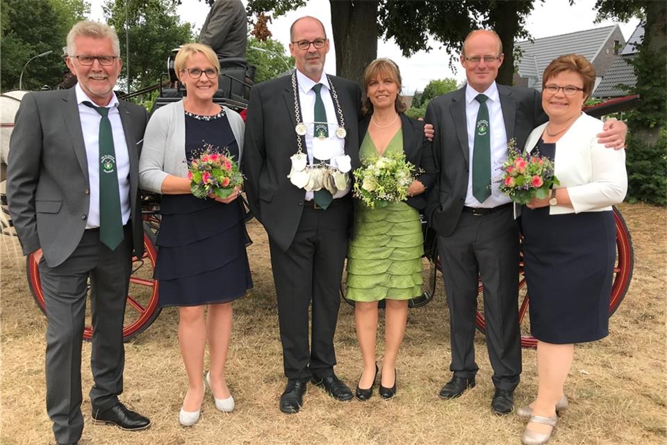 Der neue Thron in Raesfeld (v.l.): Heiner Brockmann und Sandra Nießing (Ehrenpaar), Michael Nattefort und Rita Kölking (Königspaar) sowie Jörg Brömmel und Marlies Becker.