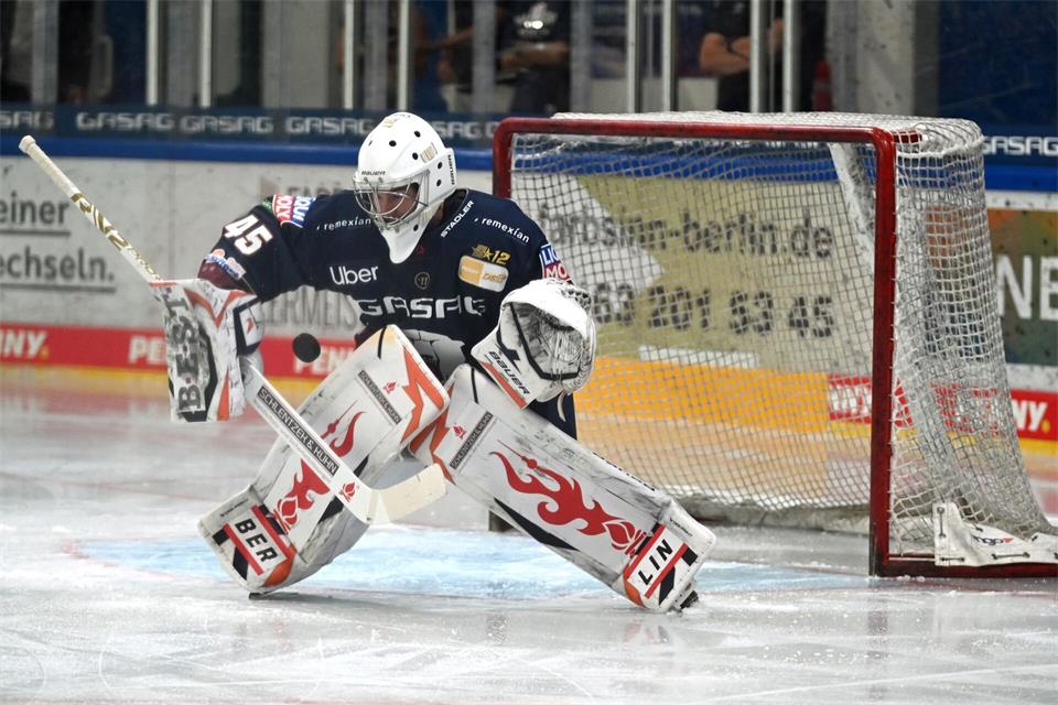 Der neue Torhüter Jack LaFontaine konnte die Niederlage der Eisbären Berlin in Genf nicht verhindern. Elisa Schu/dpa