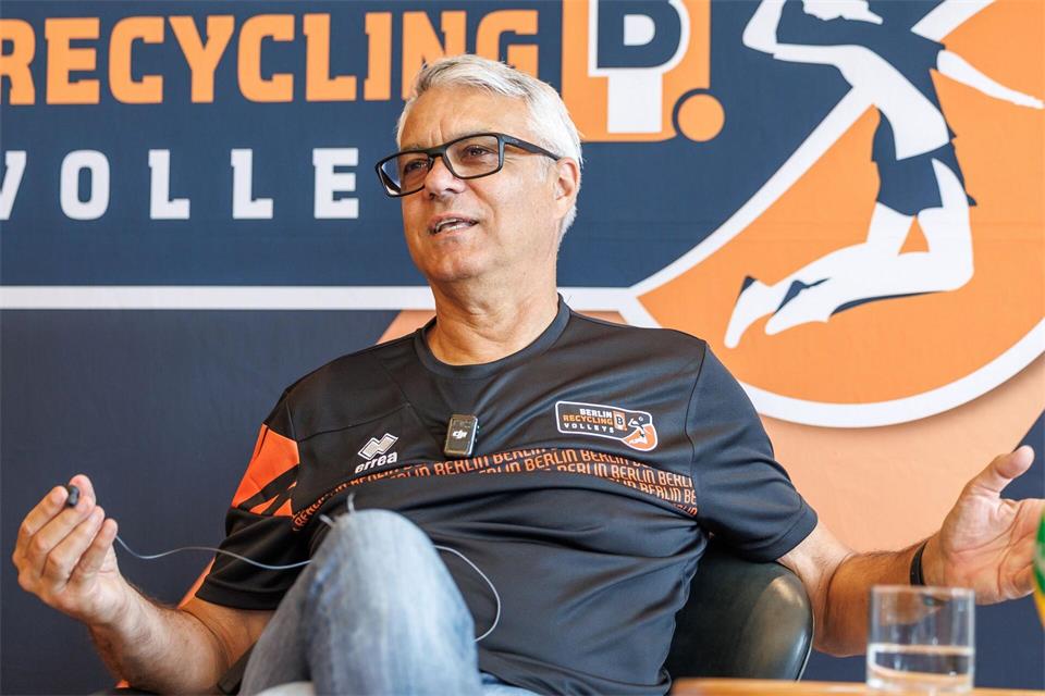 Der neue Trainer bringt internationales Flair in die Bundesliga. (Archivbild)Andreas Gora/dpa