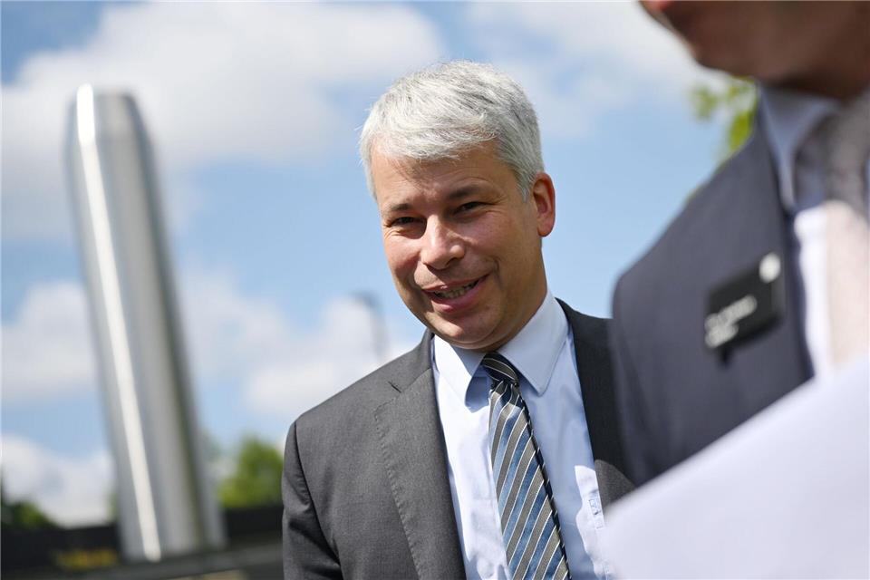Der neue Verkehrsminister Steffen Bilger wird sich um die Deutsche Bahn kümmern müssen. (Archivbild)Marijan Murat/dpa