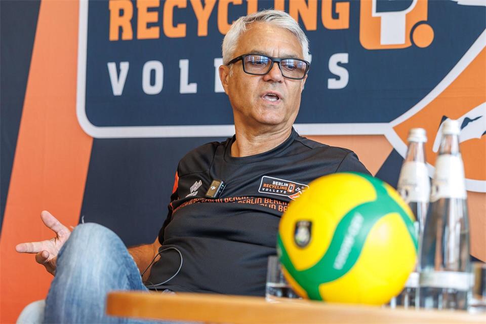 Der neue Volleys-Trainer Andrea Anastasi muss sich zum Trainingsauftakt mit einem Sextett begnügen. (Archivbild)Andreas Gora/dpa