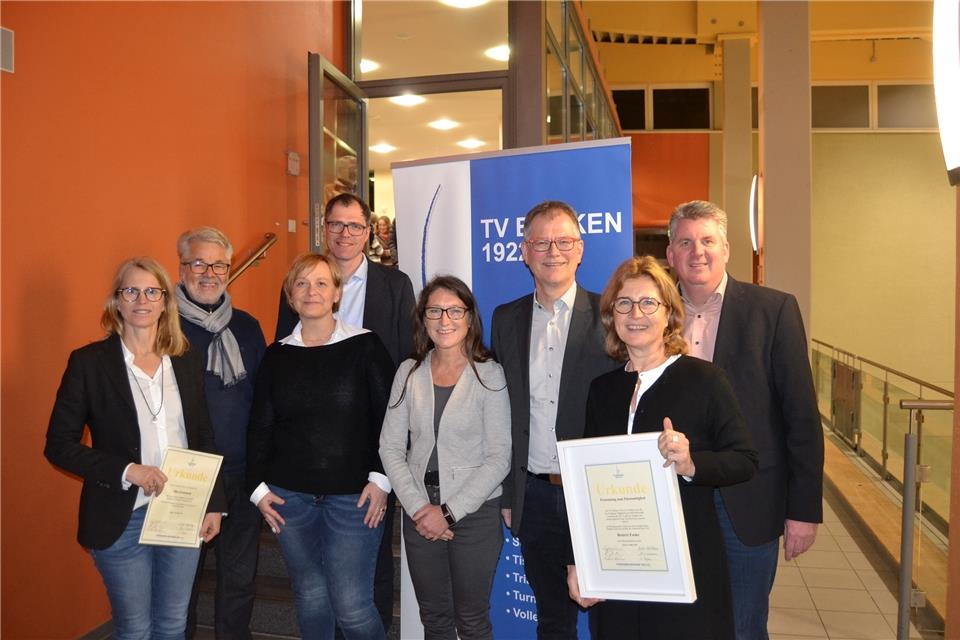 Der neue Vorstand des TV Borken mit den ausgeschiedenen Mitgliedern: (von links) Ilka Grimmelt, Heiner Brill, Claudia Böger, Michael Heistermann, Waltraud Lintfert-Beckmann, Wilfried Kersting, Beatrix Fooke und Guido Kutsch.