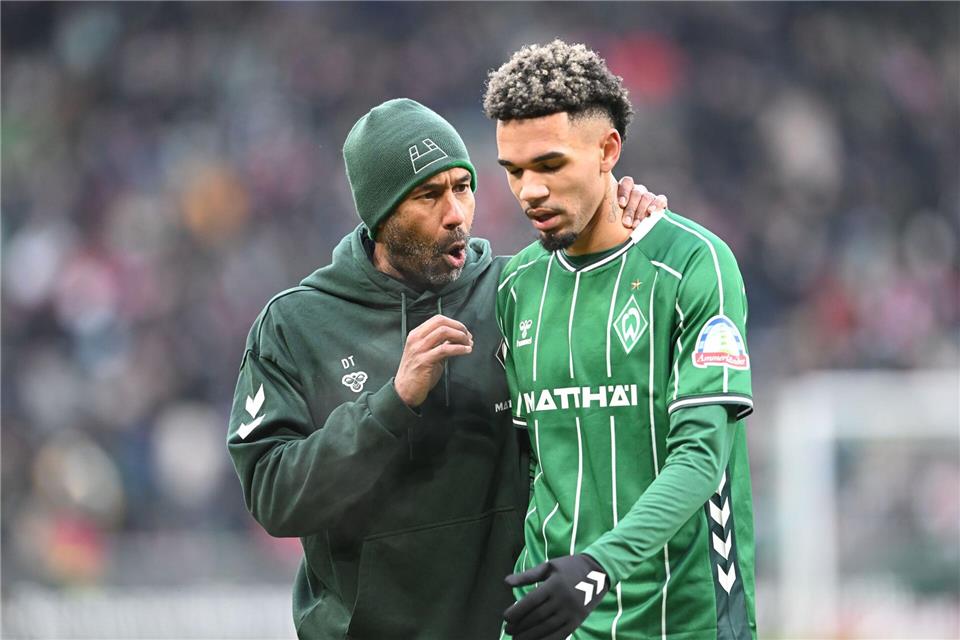 Der neue Werder-Trainer Daniel Thioune und sein Stürmer Justin Njinmah.Carmen Jaspersen/dpa