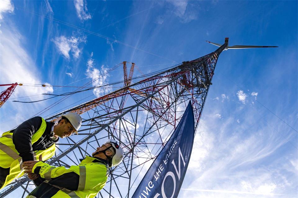 Der neue Windturm in der Lausitz ist eine technische Innovation und so hoch wie keine andere Windenergieanlage weltweit. Frank Hammerschmidt/dpa