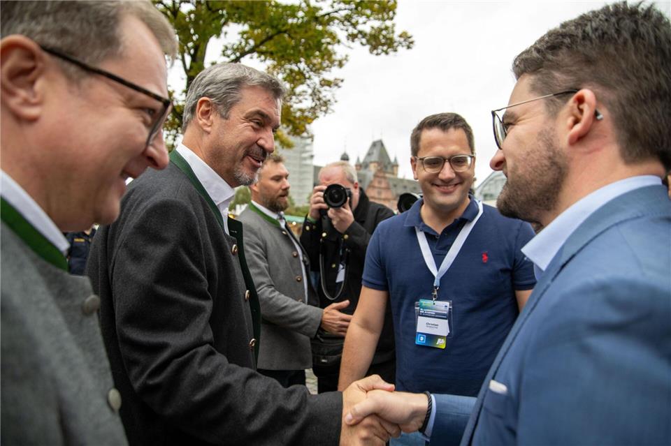 Der neue bayerische Junge-Union-Vorsitzende Manuel Knoll (rechts) begrüßt CSU-Chef Markus Söder. Zwischen beiden ist der ehemalige JU-Vorsitzende Christian Doleschal zu sehen.Pia Bayer/dpa