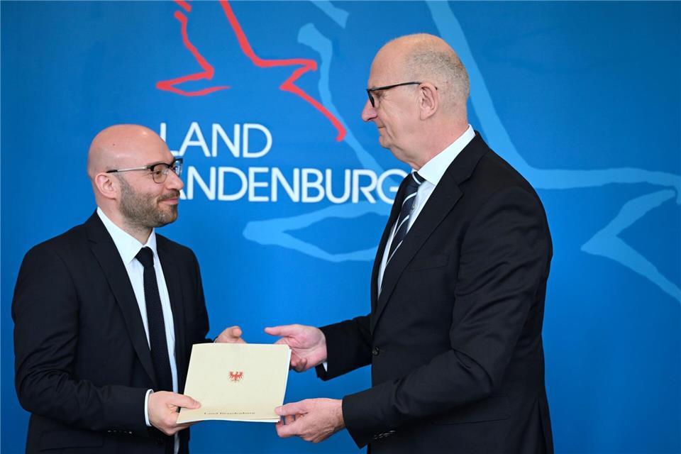 Der neue brandenburgische Innenminister René Wilke (parteilos) ist ernannt. Er übernimmt die Position wenige Tage nach dem Rücktritt der SPD-Politikerin Katrin Lange. Soeren Stache/dpa