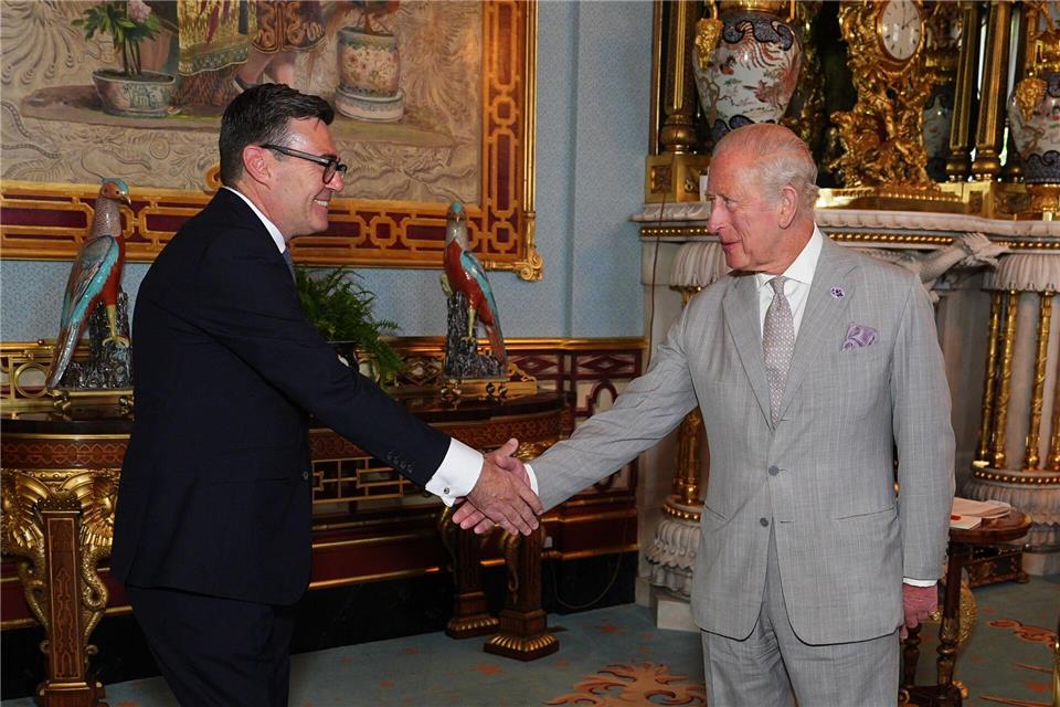 Der neue britische Premierminister Andy Burnham (l.) mit König Charles III. Aaron Chown/PA Wire/dpa