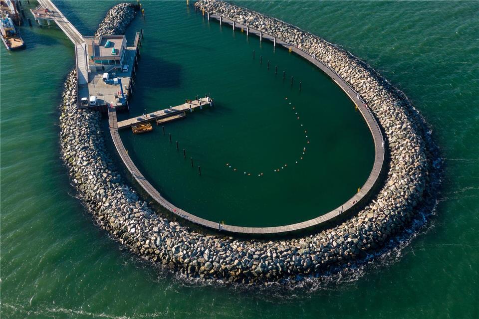 Der neue tropfenförmige Inselhafen vor Prerow bietet über 30 Liegeplätze, ist aber nur als Etappenhafen und nicht als Marina zu nutzen. Stefan Sauer/dpa