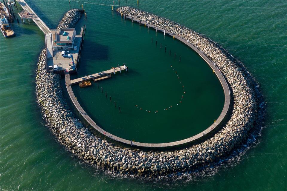 Inselhafen und Seebrücke in Prerow werden eröffnet Der neue tropfenförmige Inselhafen vor Prerow bietet über 30 Liegeplätze, ist aber nur als Etappenhafen und nicht als Marina zu nutzen. Stefan Sauer/dpa