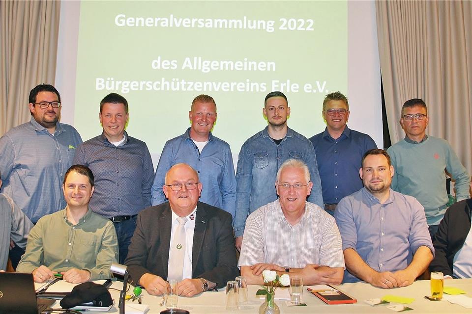 Der neue und alte Vorstand (v.l.): Ludger Göllmann, Johannes Stegerhoff, Michael Schlüß, Klaus Röckinghausen (ausgeschieden), Präsident Arno Brömmel, Matthias Breil, Philipp Kraus, Manfred Venhoff, Andreas Pass, Frederick Schwane, Johannes Pels (ausgeschieden) und Josef Hußmann.