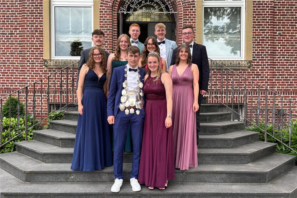 Der neuer Thron in Burlo besteht aus Jonah Niehaves mit Ines Janzen, Luca Kruse mit Mia Föcker, Phil-Bastian Kretschmer-Kamps mit Finja Heselhaus und Nils Anschlag mit Sophia Alferding. Ben Robers und seine Königin Marie Linfert in der Mitte.