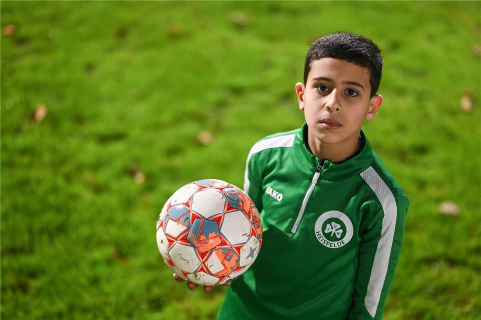 Der neunjährige Fußballer Wasen Al-Ali auf dem Sportplatz in Heisfelde.Lars Penning/dpa