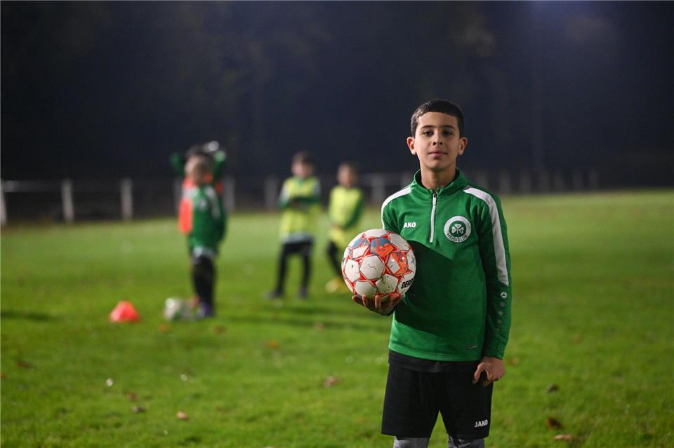 Der neunjährige Wasen Al-Ali auf dem Sportplatz in Heisfelde.Lars Penning/dpa