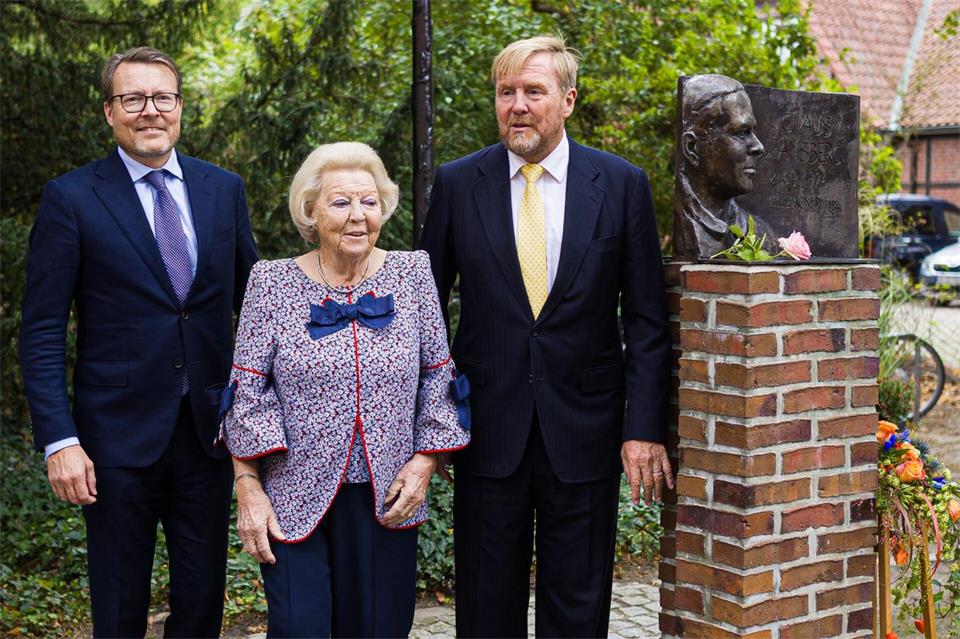 Der niederländische König Willem-Alexander, dessen Mutter Prinzessin Beatrix und Prinz Constantijn, ein Bruder des Königs, in Hitzacker.Moritz Frankenberg/dpa
