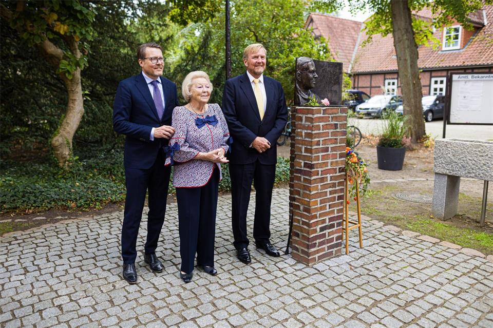 Der niederländische König Willem-Alexander, dessen Mutter Prinzessin Beatrix und Prinz Constantijn, ein Bruder des Königs, in Hitzacker.Moritz Frankenberg/dpa