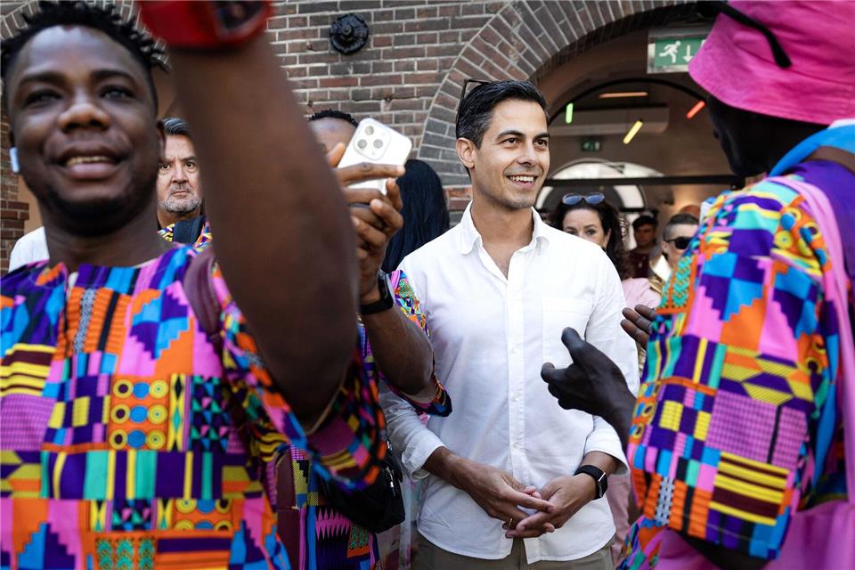Der niederländische Ministerpräsident Rob Jetten bei der Canal Parade in Amsterdam.Ramon Van Flymen/ANP/dpa