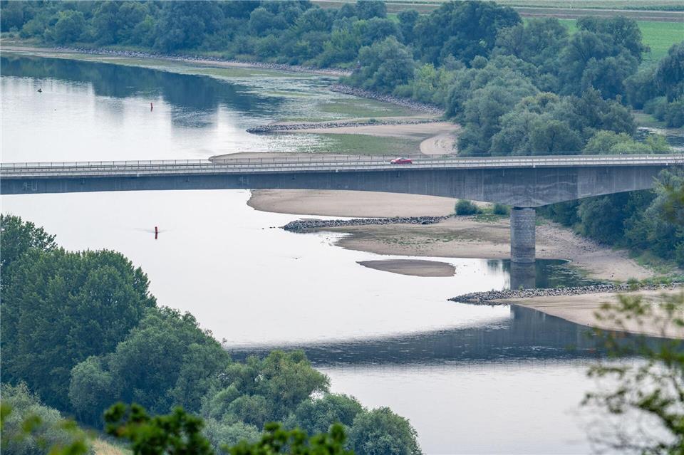 Der niedrige Wasserstand der Donau legt Sandbänke frei.Armin Weigel/dpa
