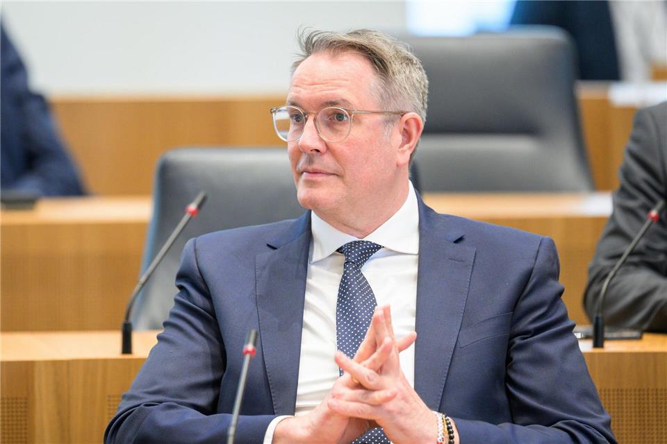 Der noch amtierende Ministerpräsident Alexander Schweitzer (SPD) beobachtete die Sondersitzung des Landtags zur Verfassungsänderung. Hannes P. Albert/dpa