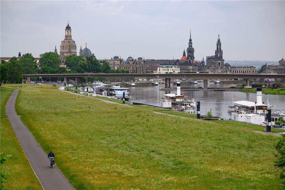 Der noch stehende Teil der Carolabrücke soll bis Ende des Jahres abgerissen werden.Robert Michael/dpa