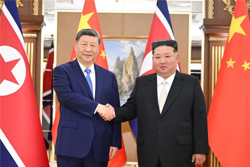 Der nordkoreanische Machthaber Kim Jong Un empfängt den chinesischen Präsidenten Xi Jinping. Yan Yan/XinHua/dpa