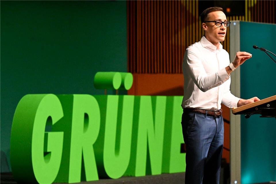 Der nordrhein-westfälische Grünen-Chef Tim Achtermeyer will auf der umstrittenen Plattform X bleiben. (Archivbild)Roberto Pfeil/dpa