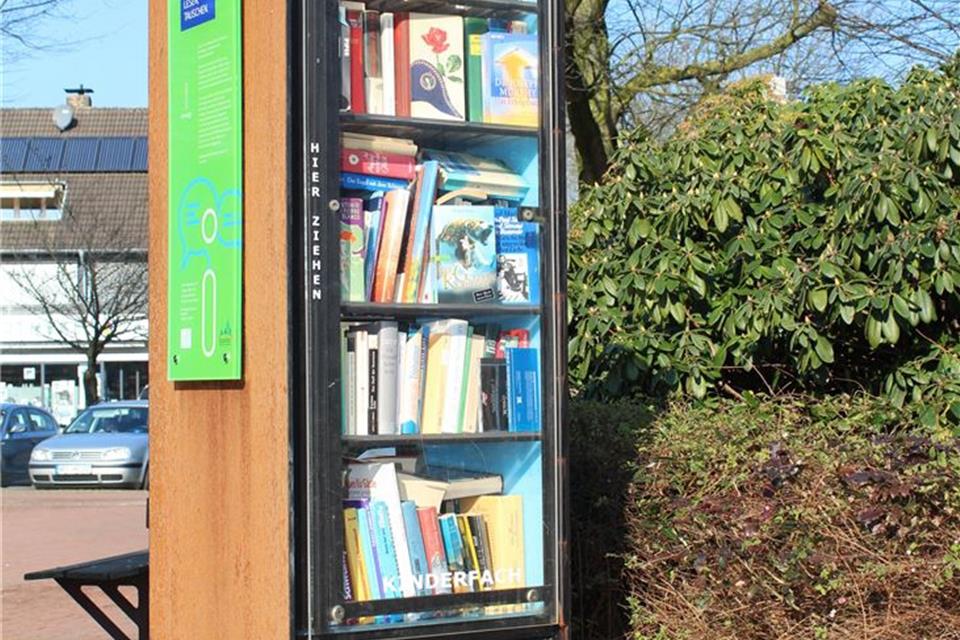 Der öffentliche Bücherschrank steht auf dem Rathausplatz.
