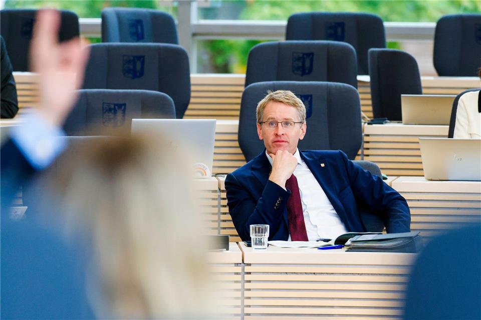 „Der öffentliche Dienst muss auf dem Boden der Verfassung stehen“, betonte Daniel Günther. (Archivbild)Frank Molter/dpa