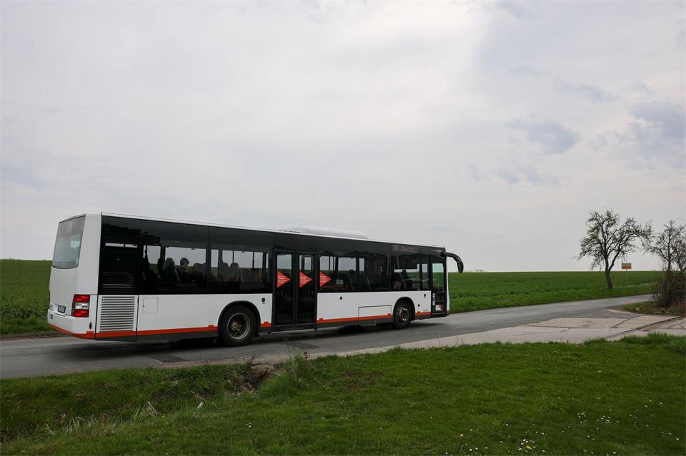 Der öffentliche Personennahverkehr ist auf dem Land in Sachsen schlechter ausgebaut als in der Stadt. (Symbolbild)Jan Woitas/dpa