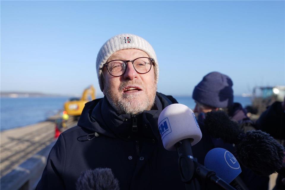 Der örtliche Bürgermeister Partheil-Böhnke unterstützt die Rettungsbemühungen.Marcus Brandt/dpa