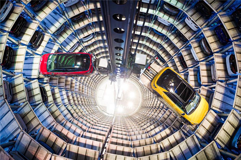 Der operative Gewinn der deutschen Autobauer sackte im dritten Quartal weiter ab. (Symbolfoto)Moritz Frankenberg/dpa