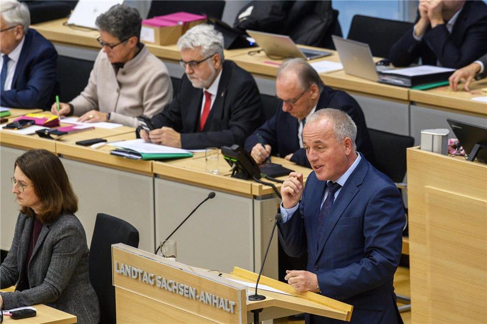 Der parlamentarische Geschäftsführer der SPD-Fraktion, Rüdiger Erben, begrüßt die Reformen ebenfalls. Er weist gleichzeitig jedoch auf deutliche Unterschiede bei den Notfalleinsätzen hin.Klaus-Dietmar Gabbert/dpa