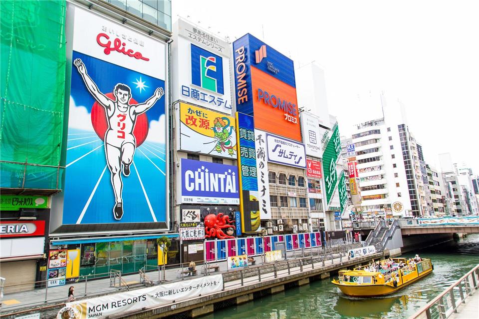 Der perfekte Hintergrund für Selfies: der „Glico Man“, eine kultverdächtige Leuchtreklame nahe der Ebisu-Brücke.Osaka Convention & Tourism Bureau/dpa-tmn