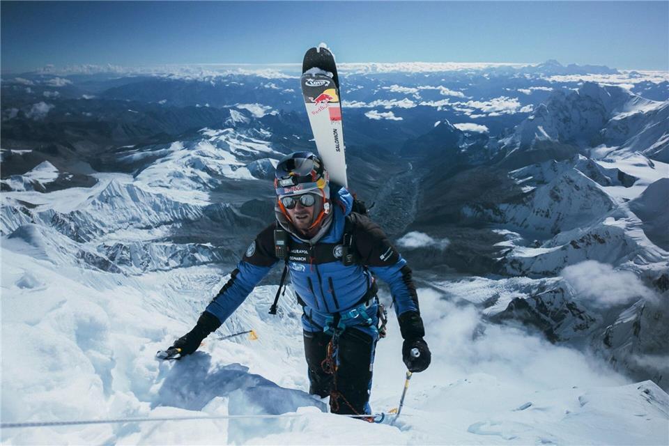 Der polnische Bergskifahrer Andrzej Bargiel am Mount Everest in Nepal vor seiner Abfahrt. Bartlomiej Pawlikowski/Red Bull Content Pool/dpa