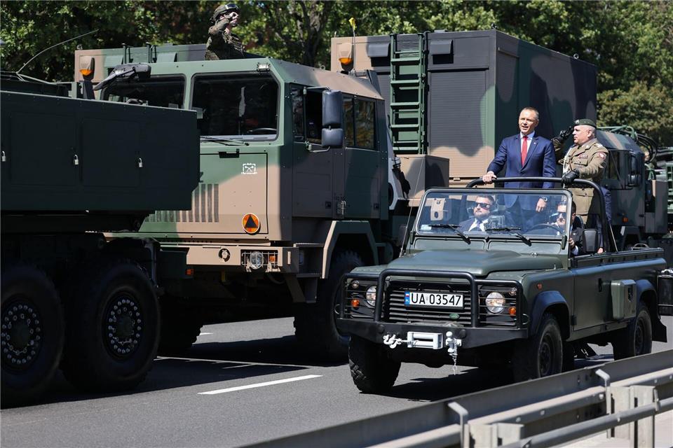 Der polnische Präsident Karol Nawrocki (l) und Generalstabschef General Wieslaw Kukula (r) nehmen an der Militärparade zum Tag der polnischen Streitkräfte teil. Leszek Szymanski/PAP/dpa