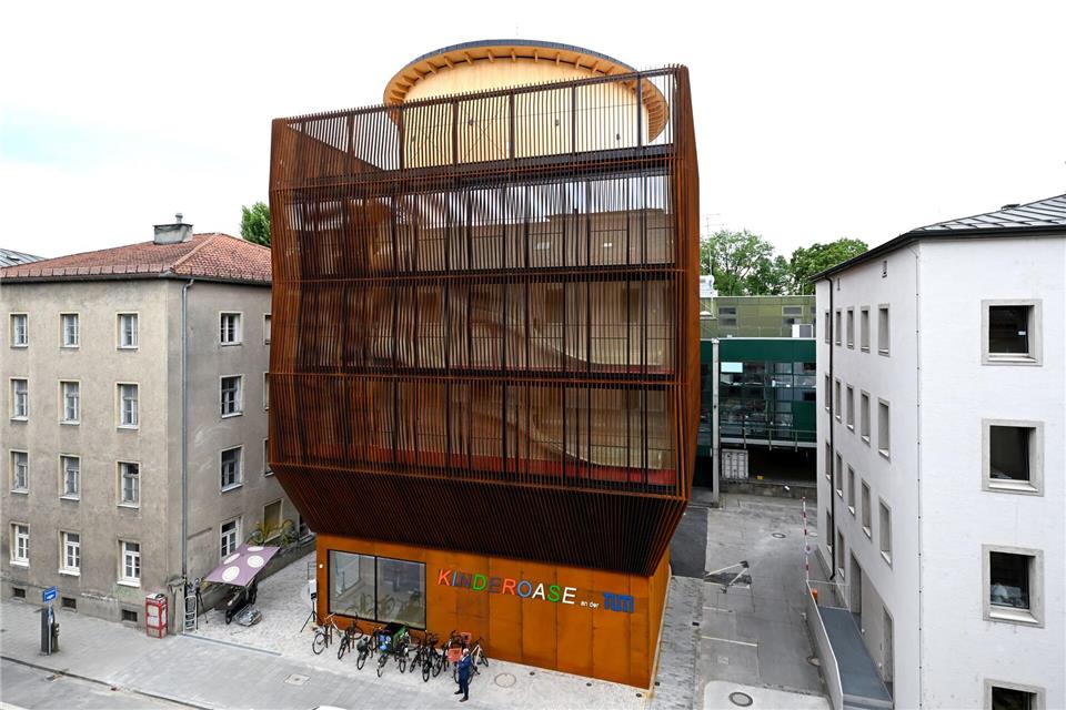 Der preisgekrönte Architekt Francis Kere gestaltete die neue Kita der TUM. Sven Hoppe/dpa