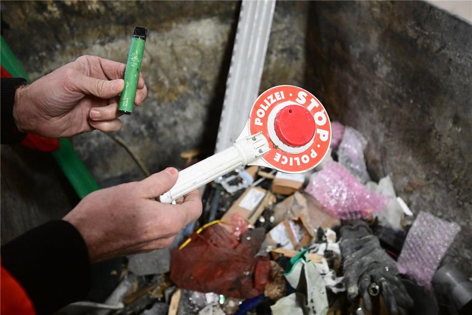 Der private Entsorger Korn aus Albstadt setzt auf eine neue Technologie und entfernt einen Großteil der fehlplatzierten Akkus und Batterien mit Röntgentechnik, Künstlicher Intelligenz und Druckluft direkt vom Sortierband.Bernd Weißbrod/dpa