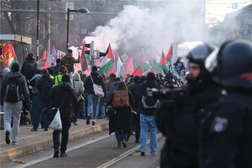Der propalästinensische Demonstrationszug zieht am Samstag vom Connewitzer Kreuz in Richtung Leipziger InnenstadtSebastian Willnow/dpa