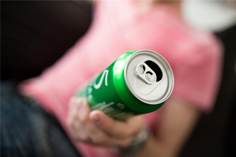 Der regelmäßige Griff zum Bier? Wer an einer Alkoholabhängigkeit leidet, benötigt in der Regel Hilfe.picture alliance/dpa/dpa-tmn