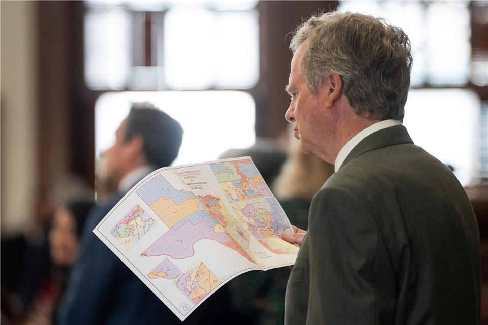 Der republikanische Abgeordnete Mike Olcott betrachtet die neu gezeichnete Wahlkreiskarte. (Archivbild)Mikala Compton/Austin American-Statesman/AP/dpa