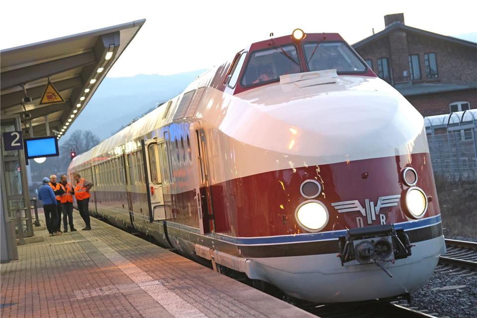 Der restaurierte DDR-Schnelltriebwagen SVT Görlitz steht nach einer Probefahrt im Bahnhof Wernigerode. (Archivbild) Matthias Bein/dpa